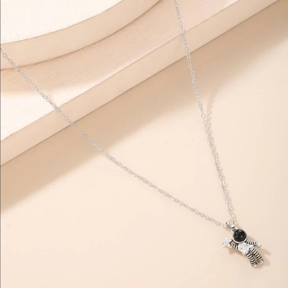 Astronaut Pendent Necklace - Picture 3 of 4